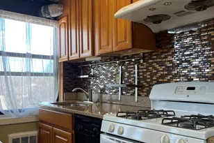 1 Maple Dr, Great Neck, NY 11021 - Photo 5