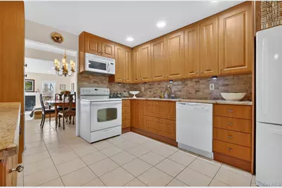 285 Carriage House Drive, Jericho, NY 11753 - Photo 15