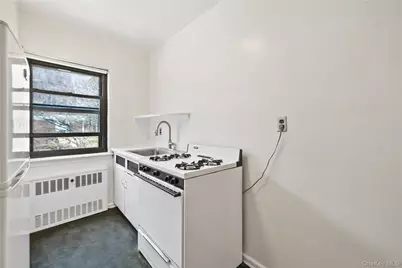 8 Lawrence Drive #C, White Plains, NY 10603 - Photo 17