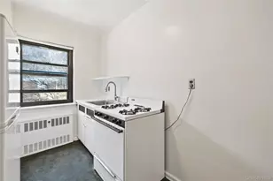 8 Lawrence Dr, White Plains, NY 10603 - Photo 17