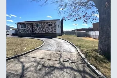 320 40th Street, Copiague, NY 11726 - Photo 1