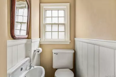 121 Knollwood Road, Rockville Centre, NY 11570 - Photo 13