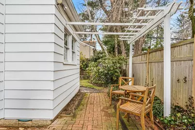 121 Knollwood Road, Rockville Centre, NY 11570 - Photo 19