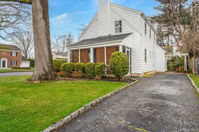 121 Knollwood Road, Rockville Centre, NY 11570 - Photo 21