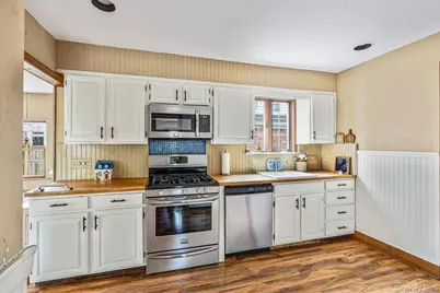 121 Knollwood Road, Rockville Centre, NY 11570 - Photo 11