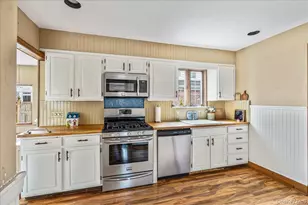 121 Knollwood Rd, Rockville Centre, NY 11570 - Photo 11