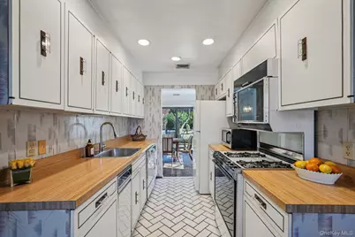 207 Martling Avenue, Tarrytown, NY 10591 - Photo 9