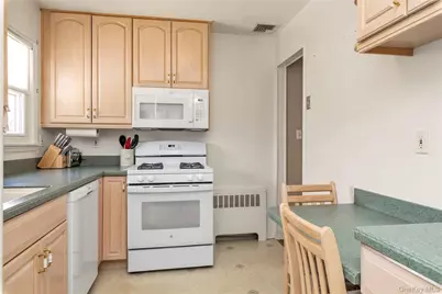 8 E Gate, Plainview, NY 11803 - Photo 3