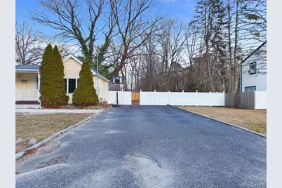 115 Clinton Avenue, Patchogue, NY 11772 - Photo 3