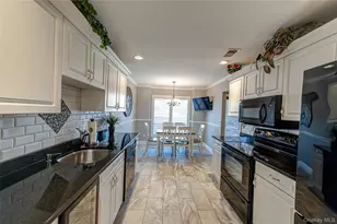 240 Pond View Ln, Smithtown, NY 11787 - Photo 3