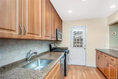 8 Town House Drive, Massapequa Park, NY 11762 - Photo 13