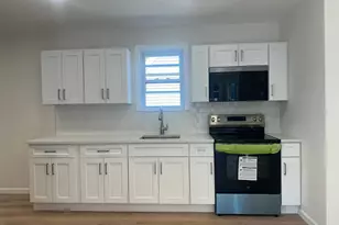 38 Carroll St, Poughkeepsie, NY 12601 - Photo 3