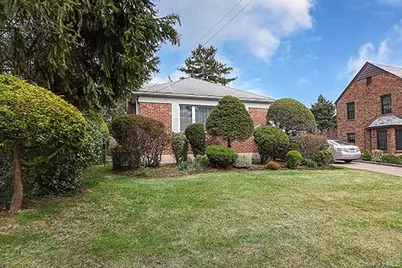 97 Vanderbilt Avenue, Manhasset, NY 11030 - Photo 3