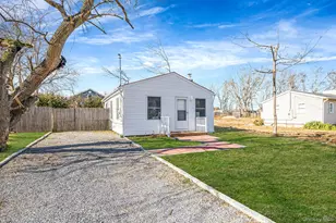 42 Oak Dr, Riverhead, NY 11901 - Photo 3