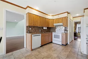 282 Helm Ln, Bay Shore, NY 11706 - Photo 13