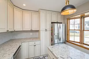 8 Crabtree Ln, Levittown, NY 11756 - Photo 5