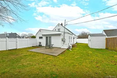 38 Moss Lane, Levittown, NY 11756 - Photo 17