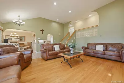 1600 Milburn Court, Wantagh, NY 11793 - Photo 5