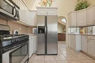 1600 Milburn Ct, Wantagh, NY 11793 - Photo 11