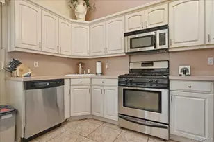 1600 Milburn Ct, Wantagh, NY 11793 - Photo 9