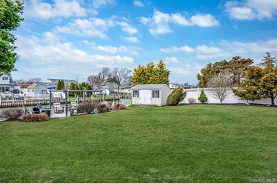 34 Secatogue Lane E, West Islip, NY 11795 - Photo 13