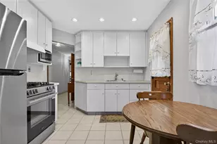 37 Manhattan Ave, Westbury, NY 11590 - Photo 7