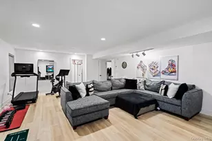 39 Chestnut Ln, Woodbury, NY 11797 - Photo 35