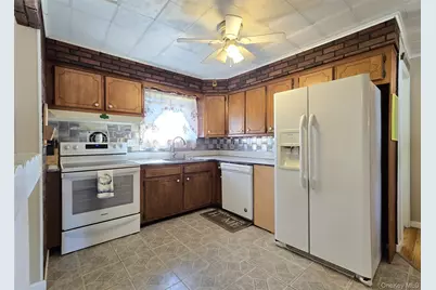 174 Shelby Avenue, Holbrook, NY 11741 - Photo 3