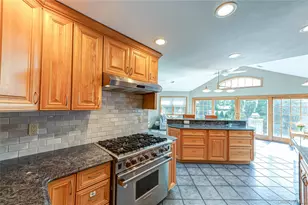 28 Clifford Ct, Malverne, NY 11565 - Photo 11