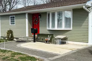 13 E Walnut St, Central Islip, NY 11722 - Photo 3