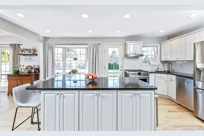 16 Ursular Court, Smithtown, NY 11787 - Photo 7