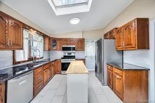 2315 Willow St, Wantagh, NY 11793 - Photo 9