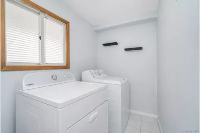 201 Arbutus Avenue, New York, NY 10312 - Photo 25