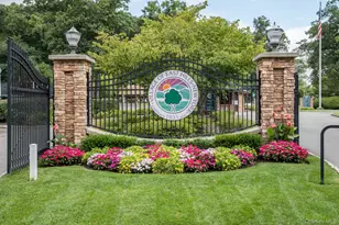 330 Chestnut Dr, East Hills, NY 11576 - Photo 35