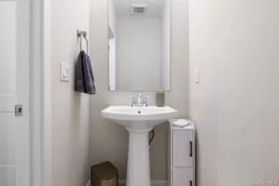 32 Florida Avenue, Medford, NY 11763 - Photo 11