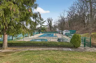 37 Aspen Dr W, Woodbury, NY 11797 - Photo 31