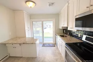 426 Aylesbury Ct, Ridge, NY 11961 - Photo 3