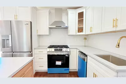 122 6th Street, Hicksville, NY 11801 - Photo 9