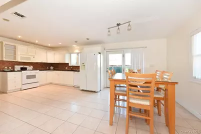 300 Pennsylvania Avenue, Mineola, NY 11501 - Photo 9