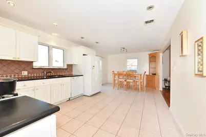 300 Pennsylvania Avenue, Mineola, NY 11501 - Photo 7