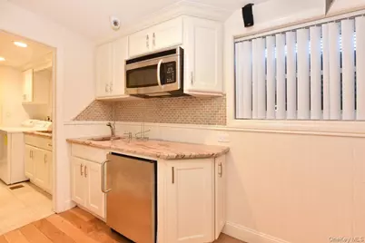 300 Pennsylvania Avenue, Mineola, NY 11501 - Photo 23