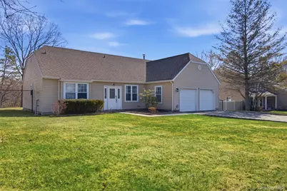 11 Royal Drive, Coram, NY 11727 - Photo 3