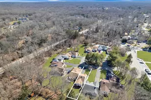 11 Chipmunk Trail, Coram, NY 11727 - Photo 5