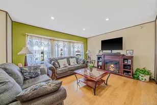 27 Trader Ln, Brentwood, NY 11717 - Photo 9