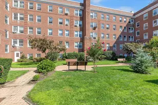 90 Knightsbridge Rd, Great Neck, NY 11021 - Photo 19