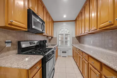 90 Knightsbridge Road #1N, Great Neck, NY 11021 - Photo 9