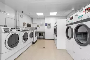 90 Knightsbridge Rd, Great Neck, NY 11021 - Photo 17