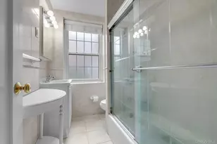 90 Knightsbridge Rd, Great Neck, NY 11021 - Photo 15