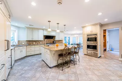 18 Robin Way, Great Neck, NY 11021 - Photo 5