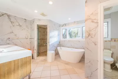 18 Robin Way, Great Neck, NY 11021 - Photo 11